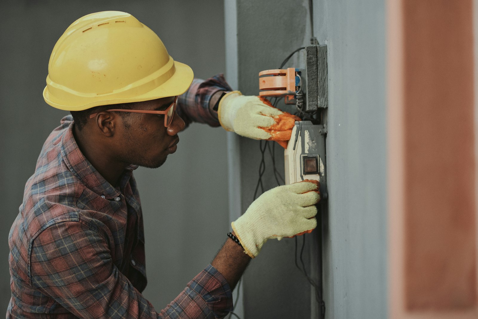 Artisan installant un équipement sanitaire dans une maison